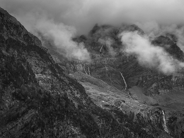 Paisatge entre núvols a la vall de Pineta, fotografia de paisatge de la sèrie *Muntanyes caminant*