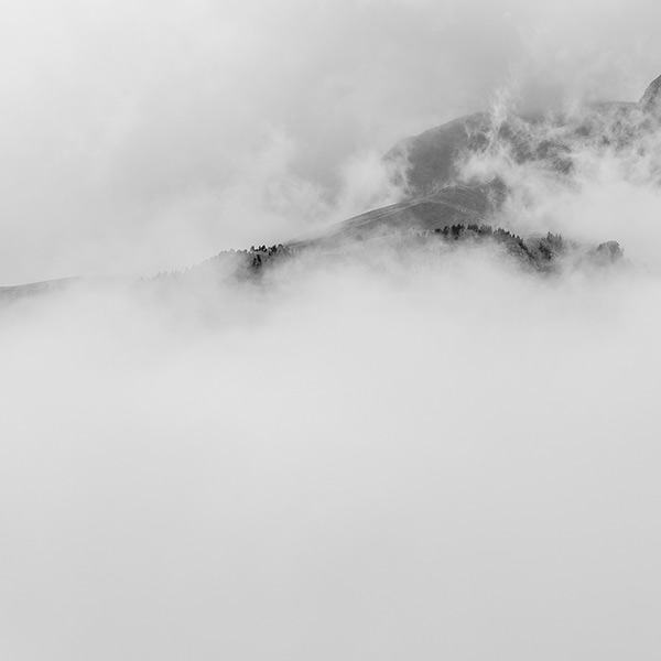 fotografia de paisatge de muntanya i boira, part del projecte *Paisatge Evanescent*