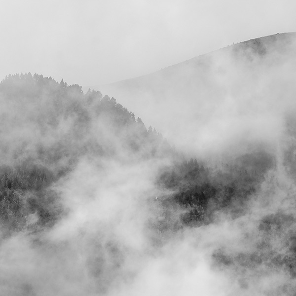 fotografia de paisatge de muntanya i boira, part del projecte *Paisatge Evanescent*