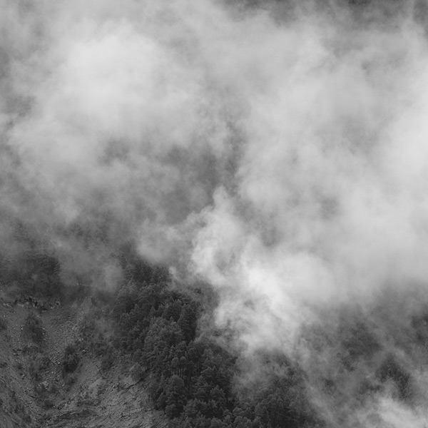 fotografia de paisatge de muntanya i boira, part del projecte *Paisatge Evanescent*