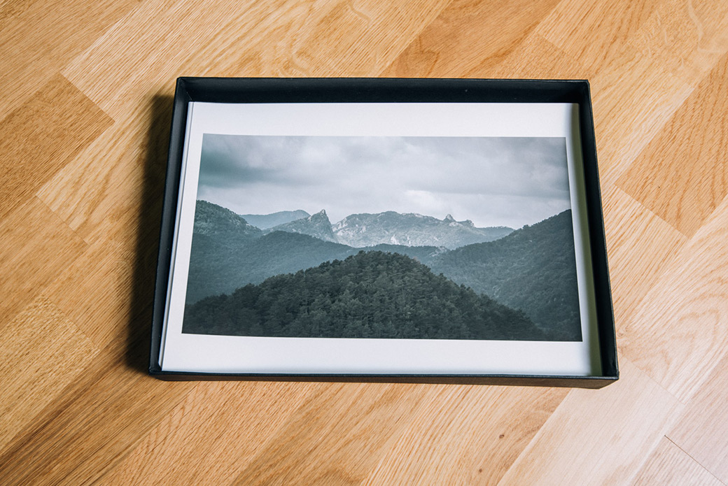 Caixa amb totes les fotografies de *Paisatge i llegenda del comte Arnau*